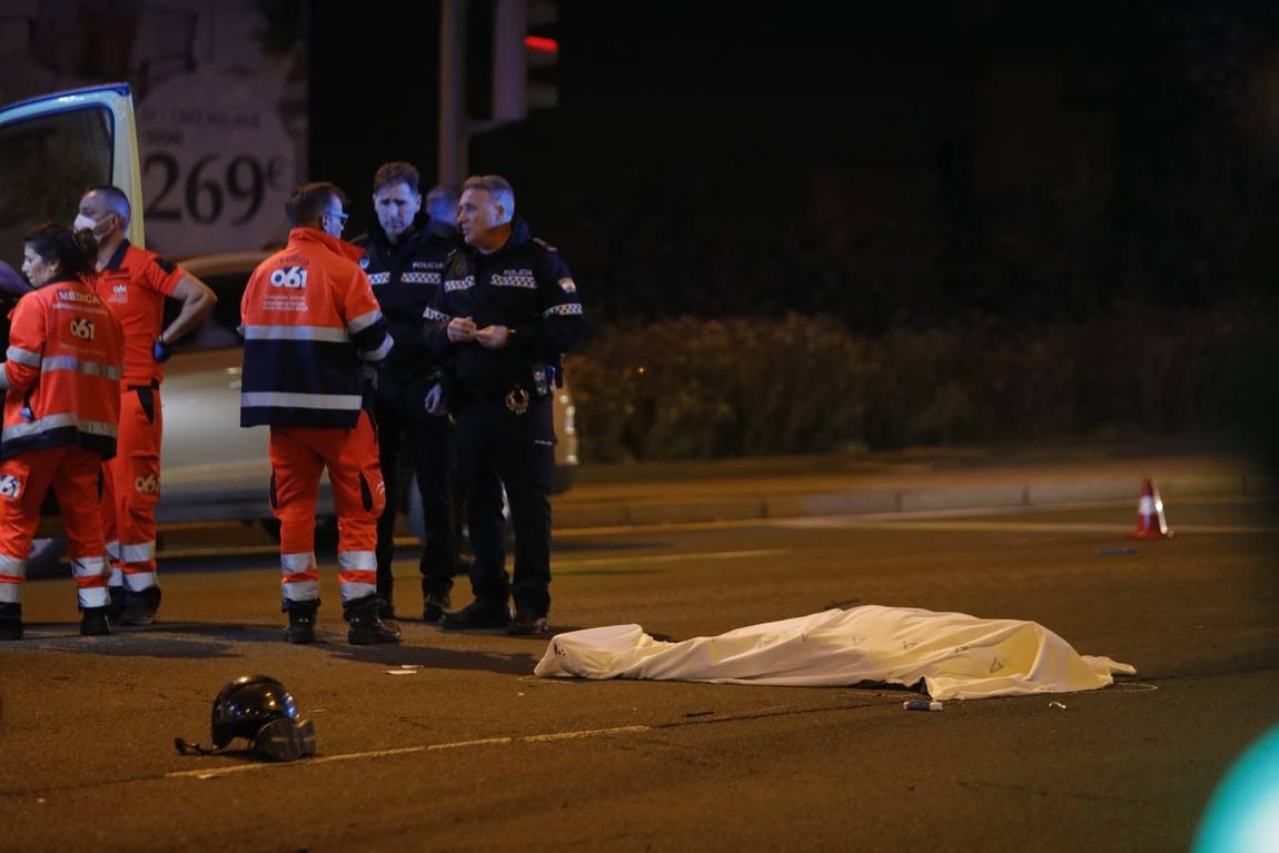 En imágenes, un muerto y dos heridos graves en un accidente en Sevilla