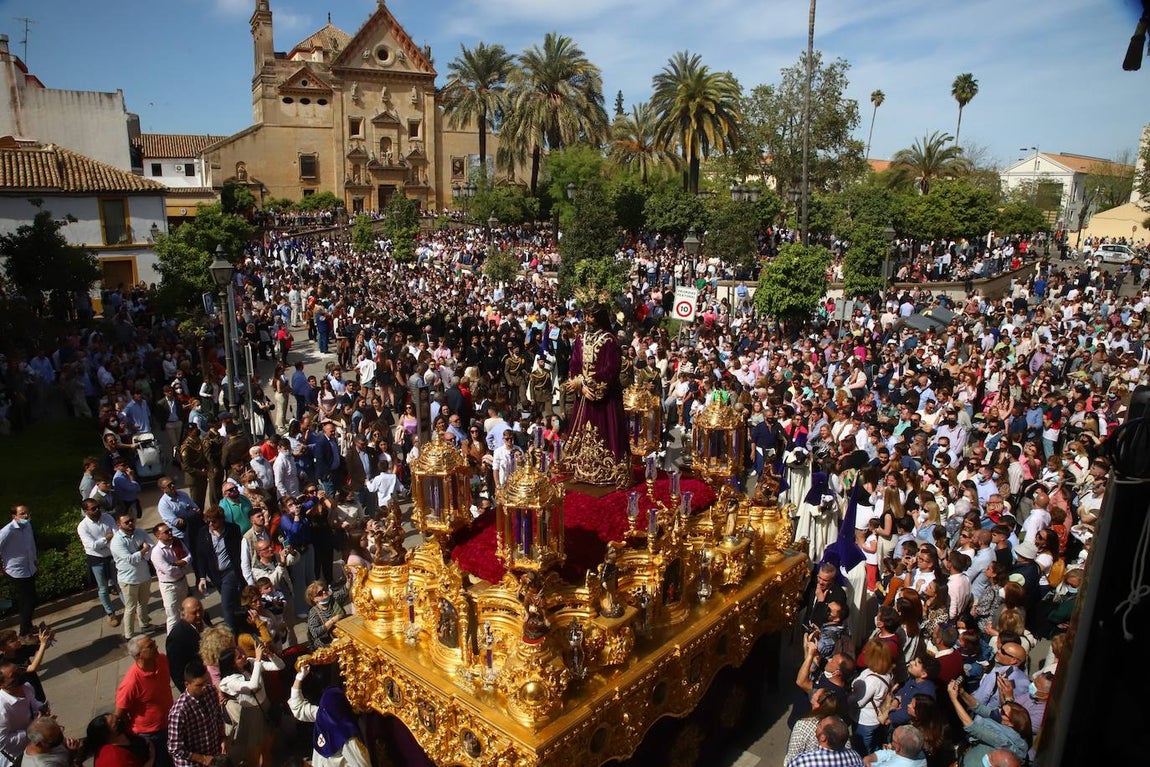 El imágenes, el Rescatado reparte su gracia el Domingo de Ramos en Córdoba