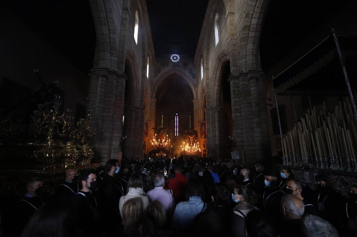 Las sobrias imágenes de Ánimas en el interior de San Lorenzo este Lunes Santo