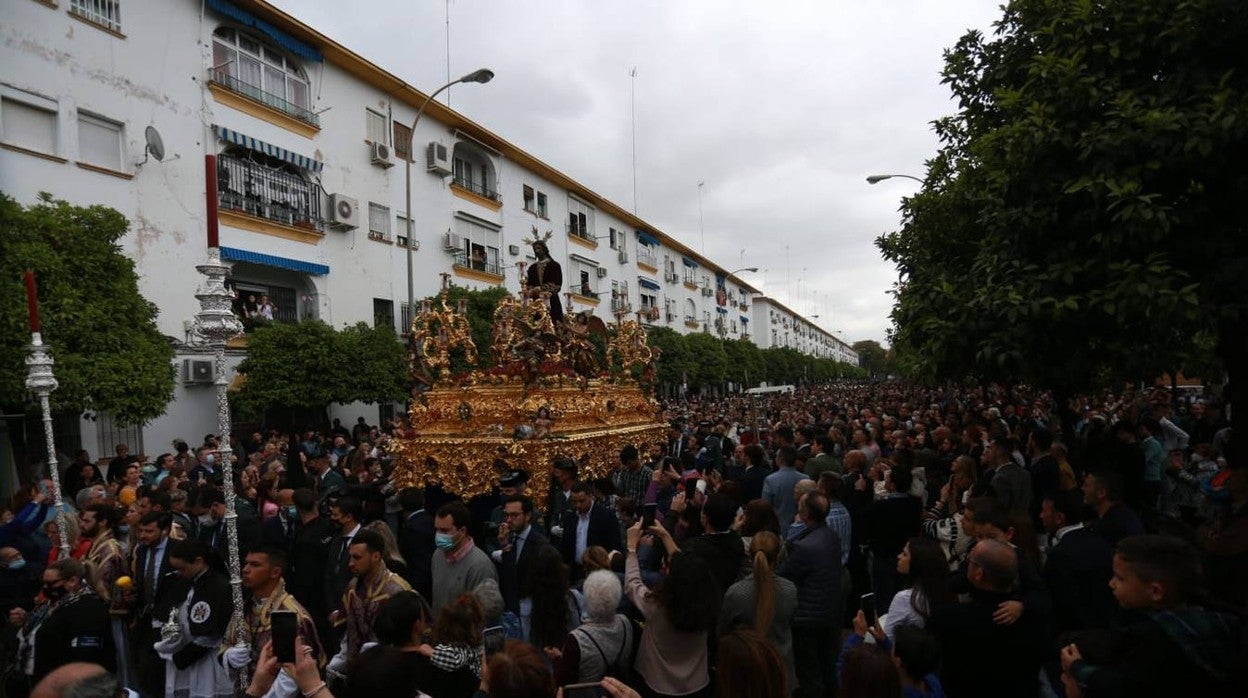 La devoción del Tiro de Línea escolta a Santa Genoveva el Lunes Santo