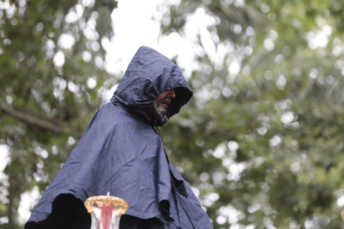 El Cautivo de Santa Genoveva, cubierto para protegerlo de la lluvia. RAÚL DOBLADO
