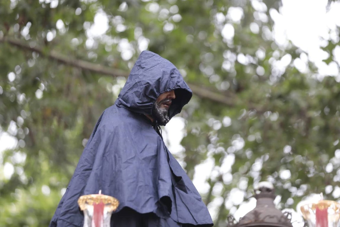 El Cautivo de Santa Genoveva, cubierto para protegerlo de la lluvia. RAÚL DOBLADO