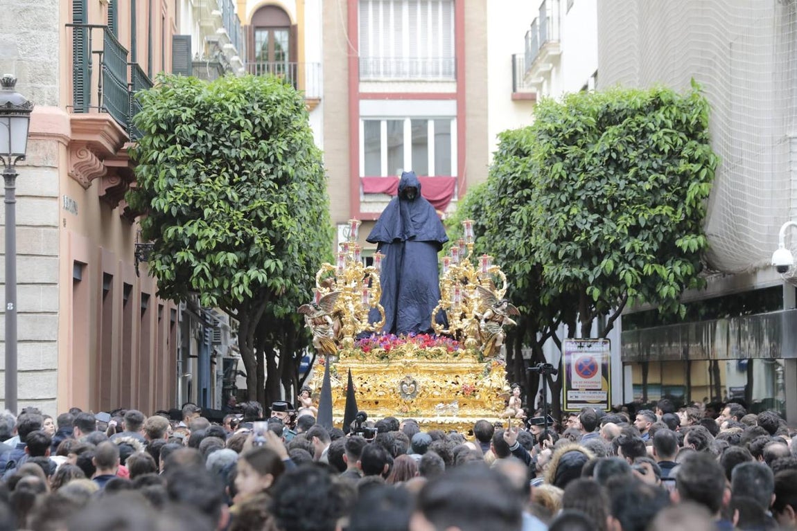 El Cautivo de Santa Genoveva, cubierto para protegerlo de la lluvia. RAÚL DOBLADO