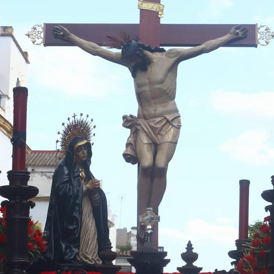 Jueves Santo | La esperada salida de la Caridad de Córdoba, en imágenes