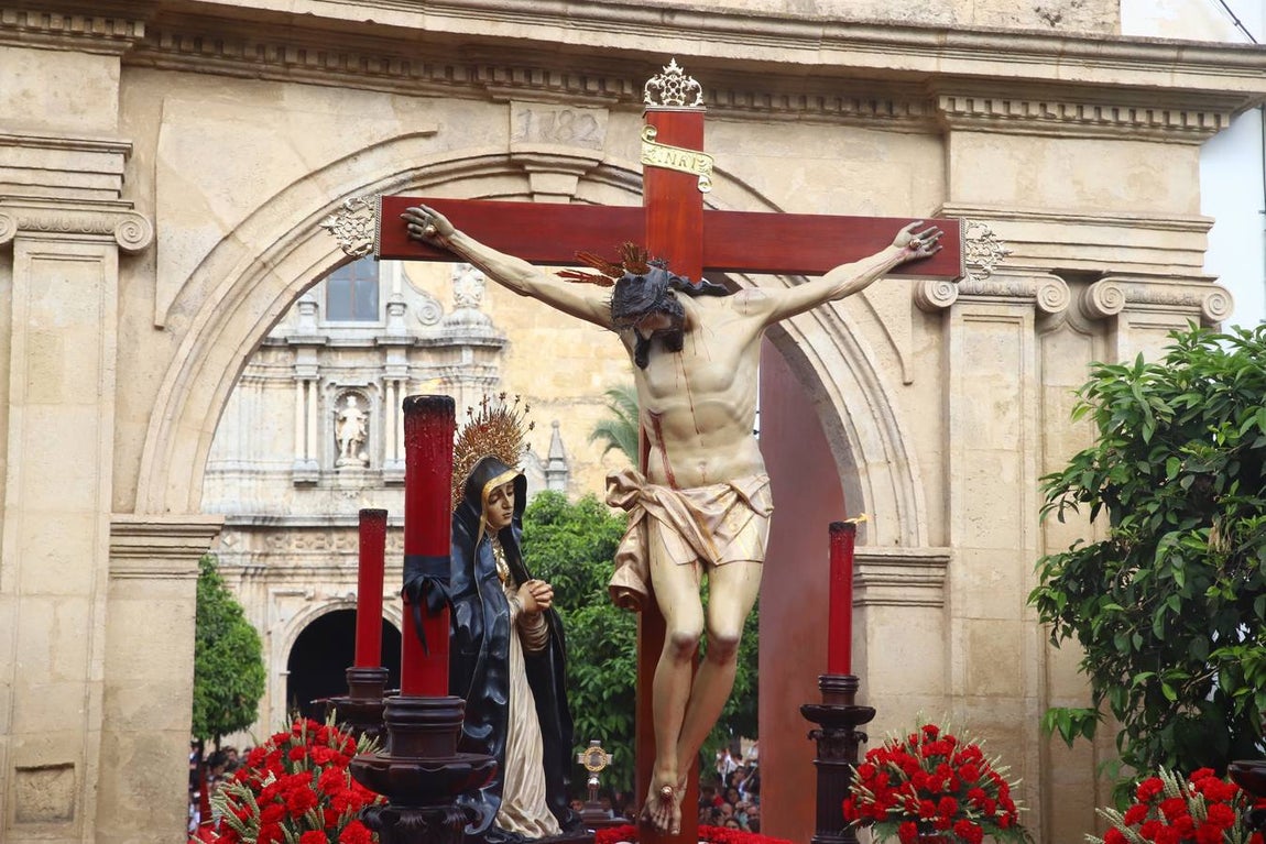 Jueves Santo | La esperada salida de la Caridad de Córdoba, en imágenes