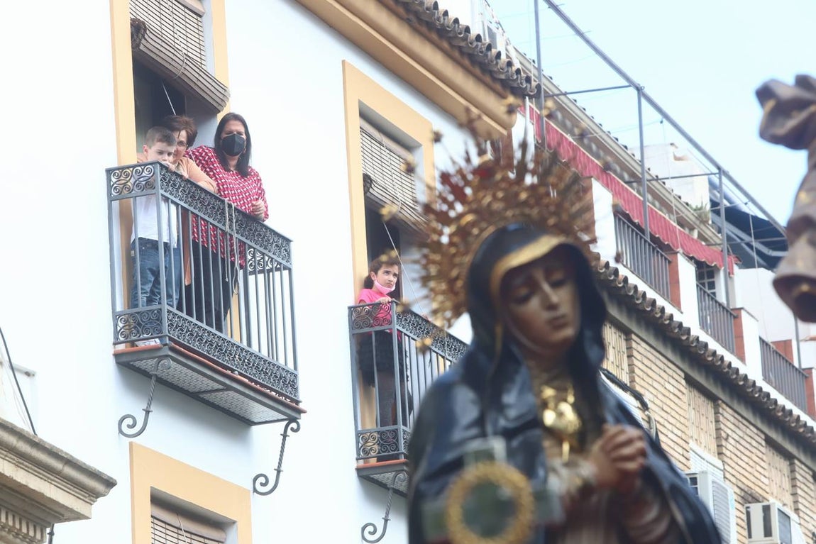 Jueves Santo | La esperada salida de la Caridad de Córdoba, en imágenes