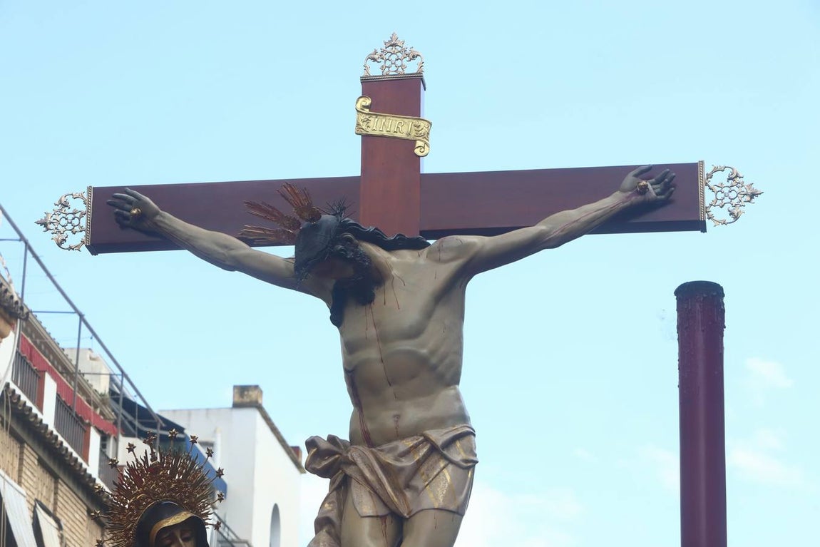 Jueves Santo | La esperada salida de la Caridad de Córdoba, en imágenes