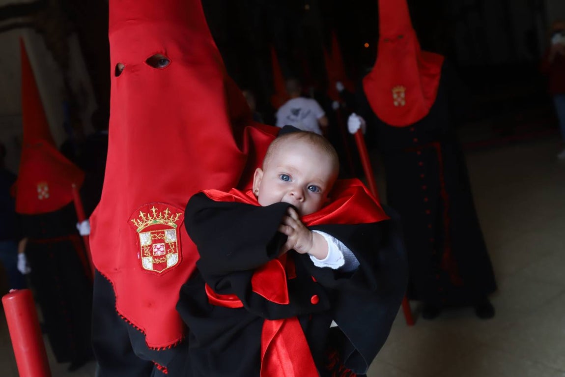 Jueves Santo | La esperada salida de la Caridad de Córdoba, en imágenes