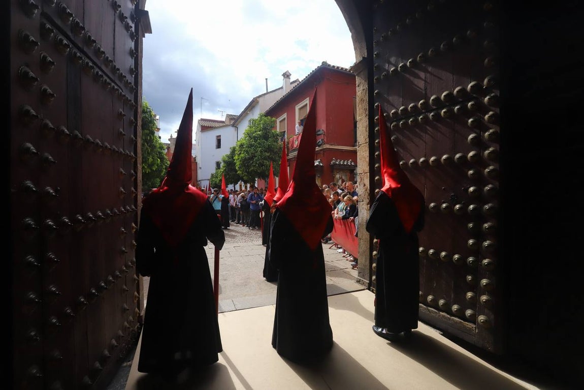 Jueves Santo | La esperada salida de la Caridad de Córdoba, en imágenes