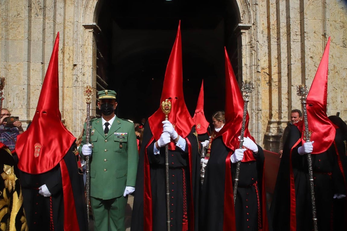 Jueves Santo | La esperada salida de la Caridad de Córdoba, en imágenes