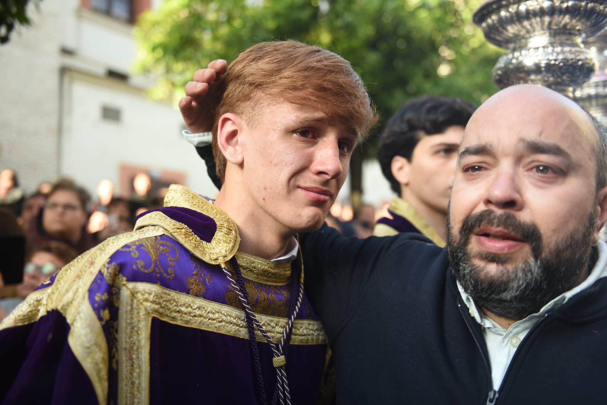 El cante se hace oración al paso de Los Gitanos