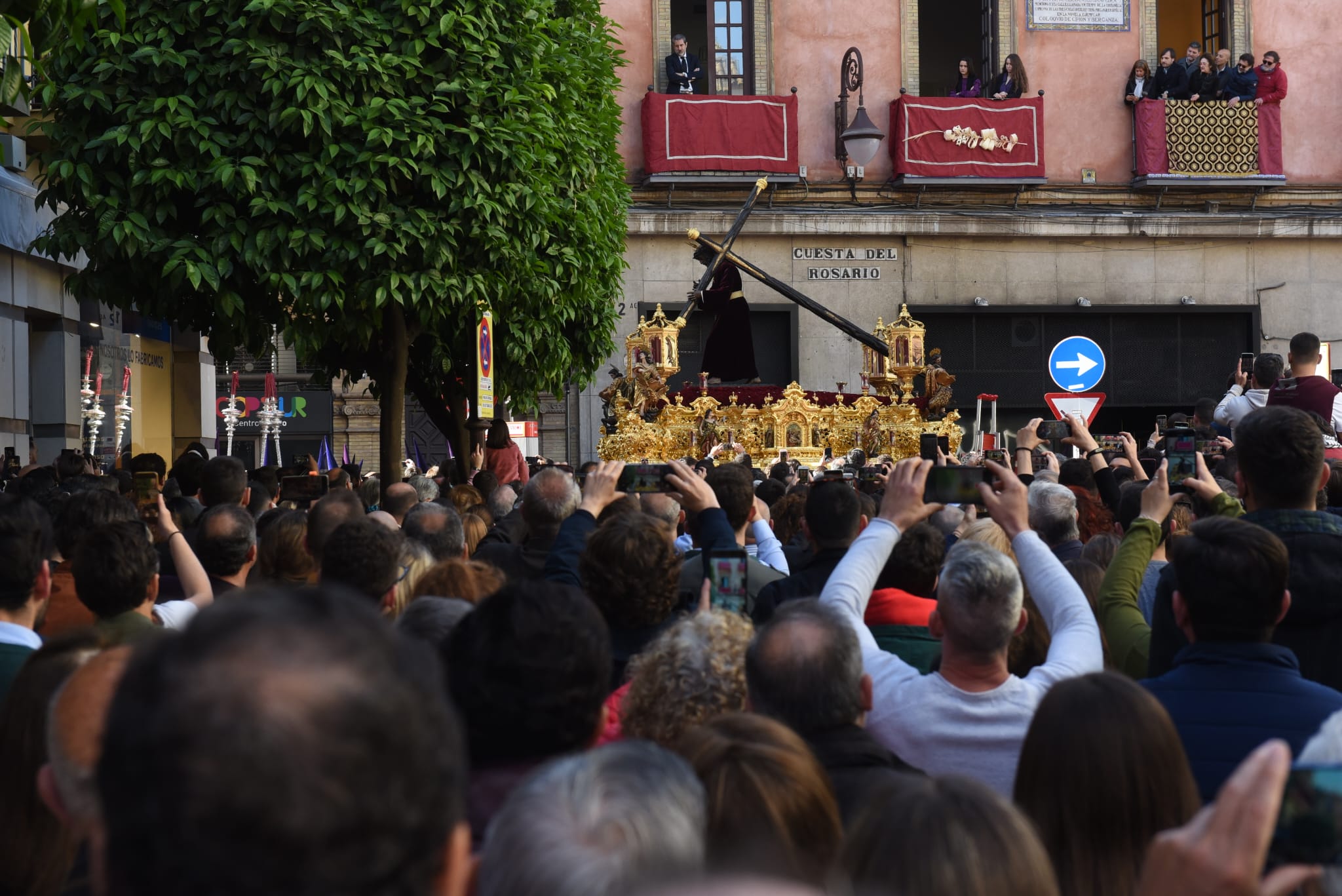 El cante se hace oración al paso de Los Gitanos