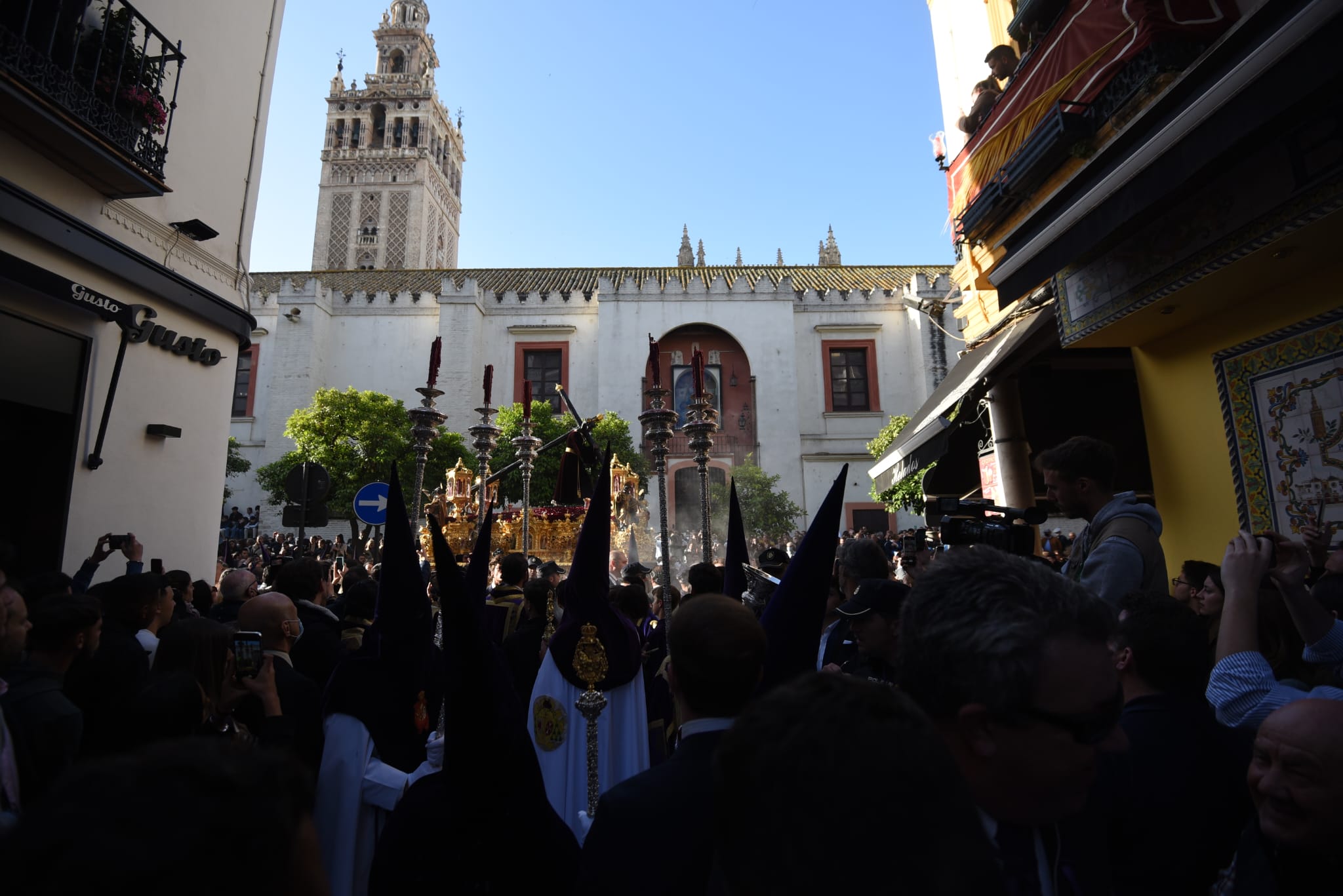 El cante se hace oración al paso de Los Gitanos