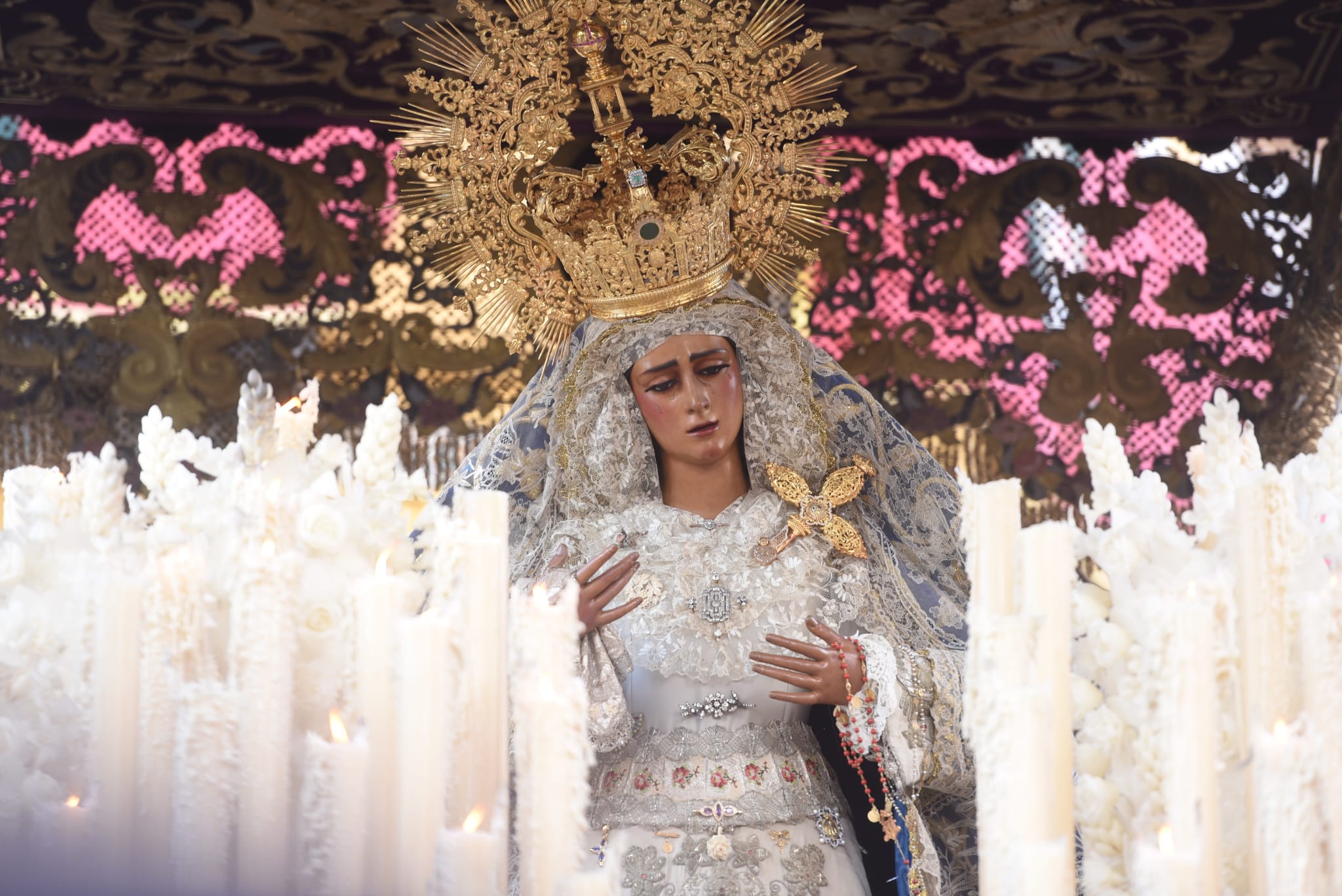 El cante se hace oración al paso de Los Gitanos