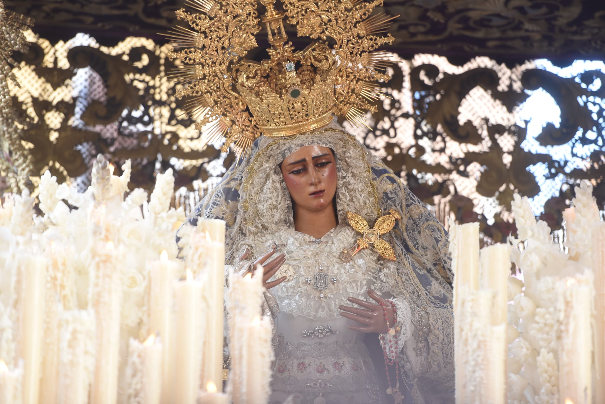 El cante se hace oración al paso de Los Gitanos