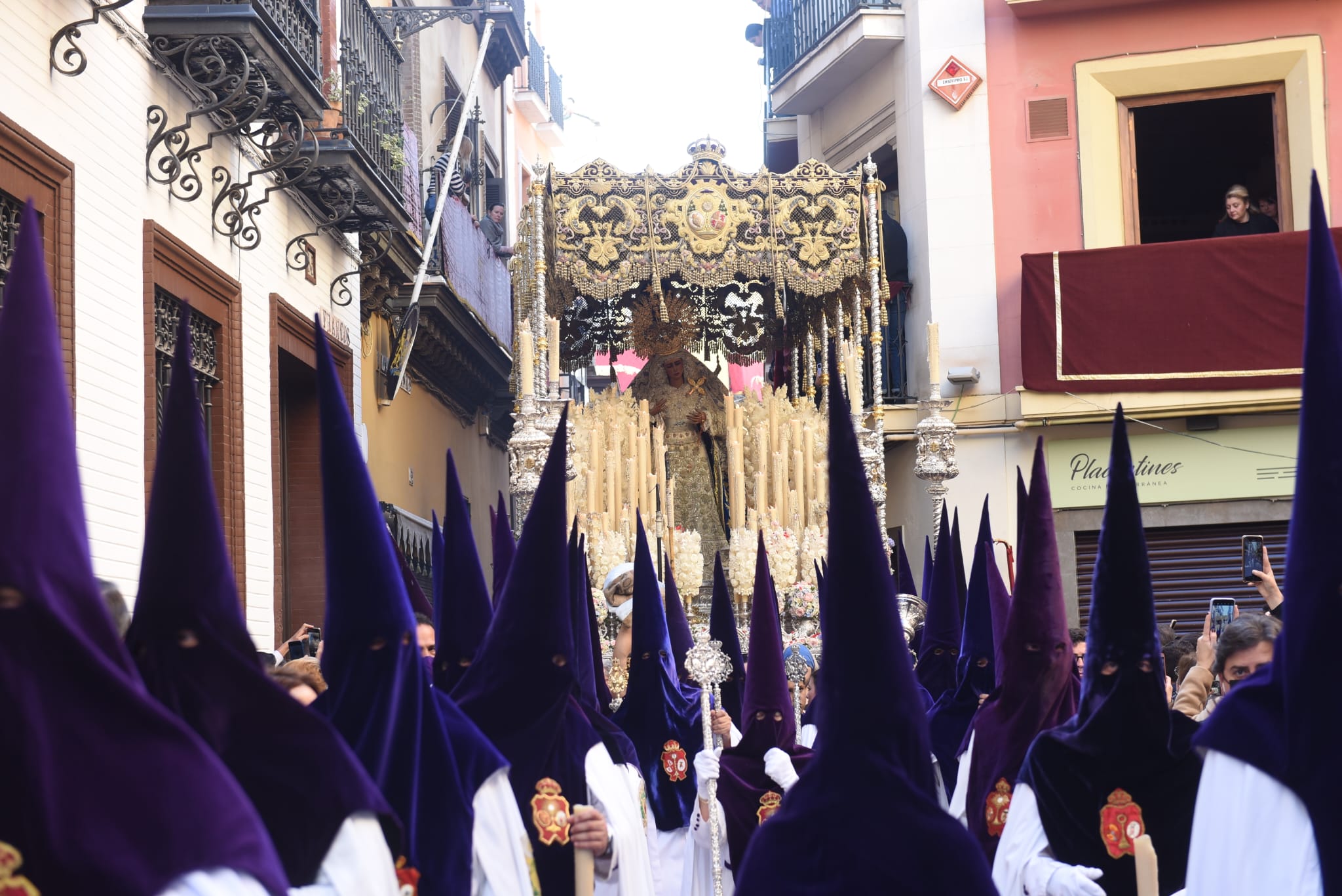 El cante se hace oración al paso de Los Gitanos