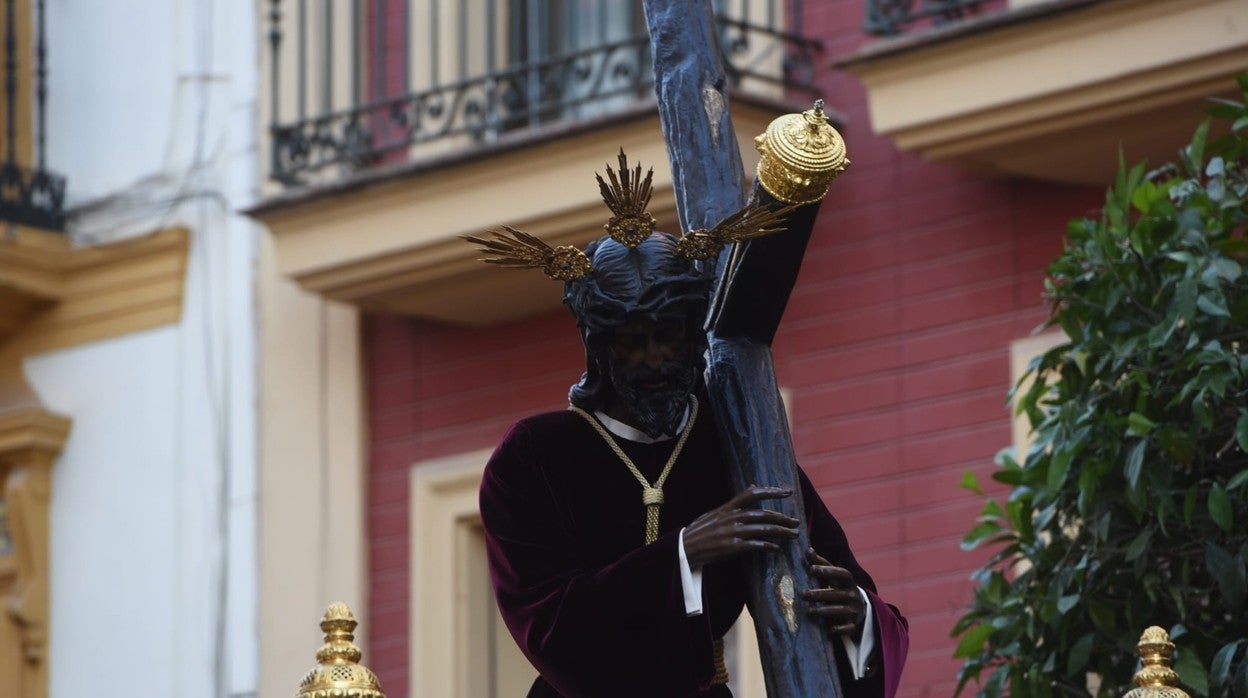 El cante se hace oración al paso de Los Gitanos