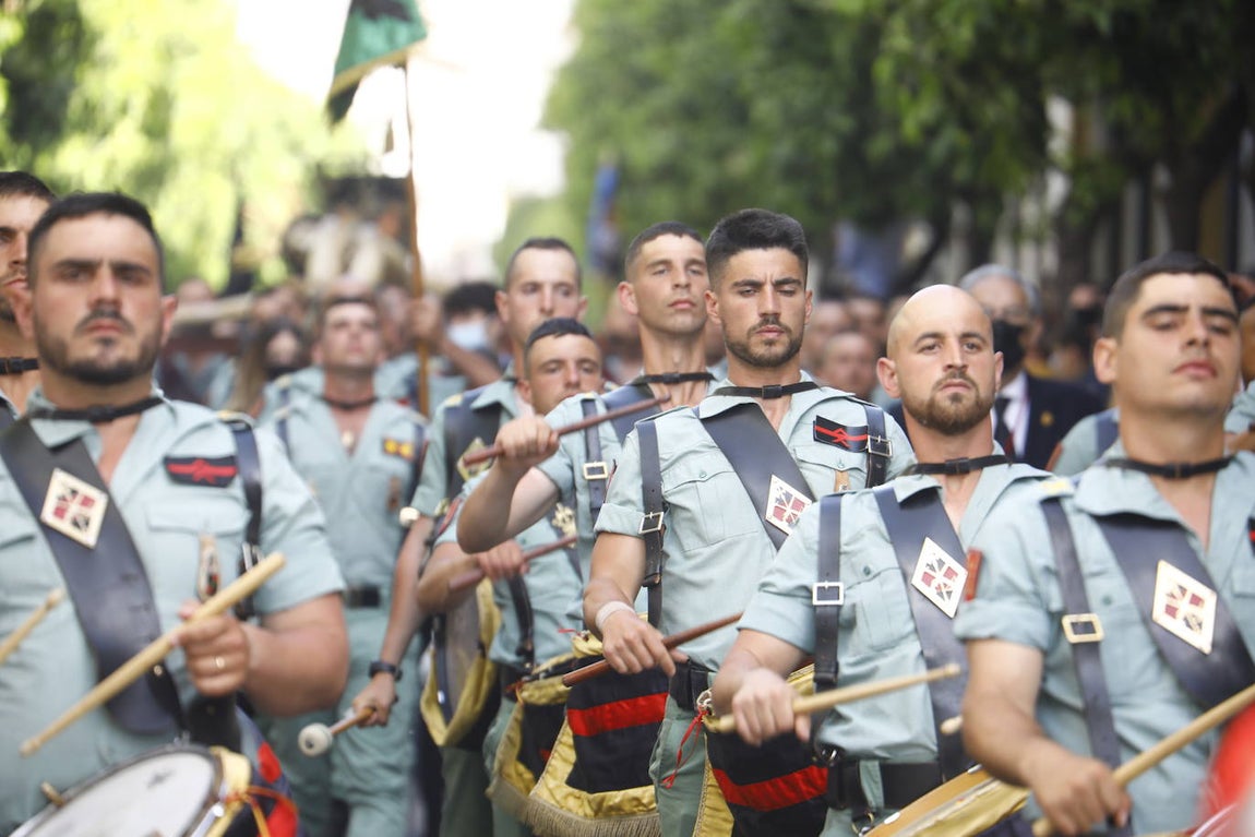 En imágenes, la Legión con el Señor de la Caridad este Viernes Santo en Córdoba