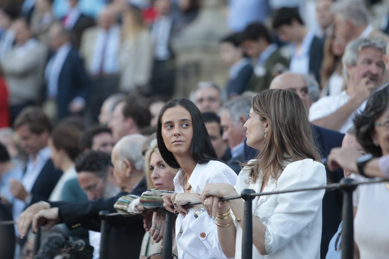 Victoria Federica de Marichalar y Borbón, junto a Casilda Finat, este miércoles en la Maestranza. RAÚL DOBLADO
