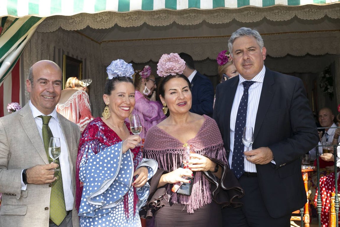 Asistentes al real durante el jueves de la Feria de Sevilla 2022. ROCÍO RUZ