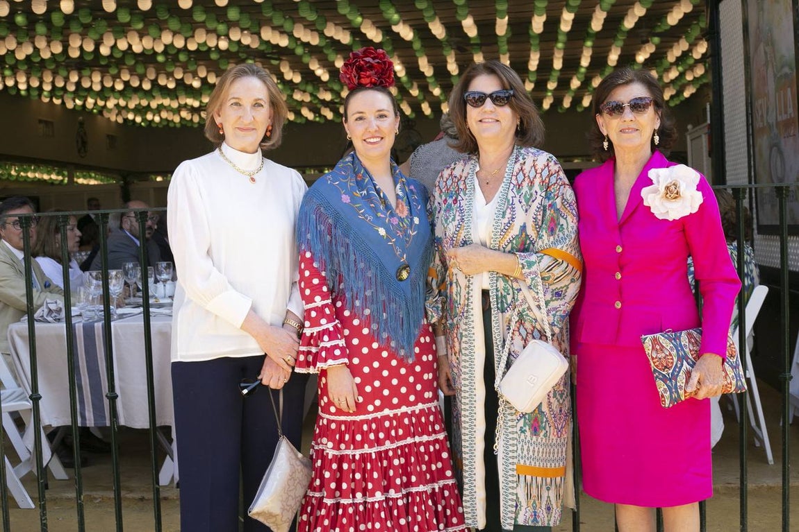 Asistentes al real durante el jueves de la Feria de Sevilla 2022. ROCÍO RUZ