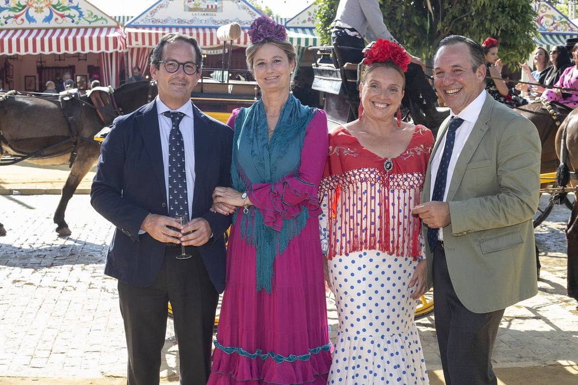 Asistentes al real durante el jueves de la Feria de Sevilla 2022. ROCÍO RUZ