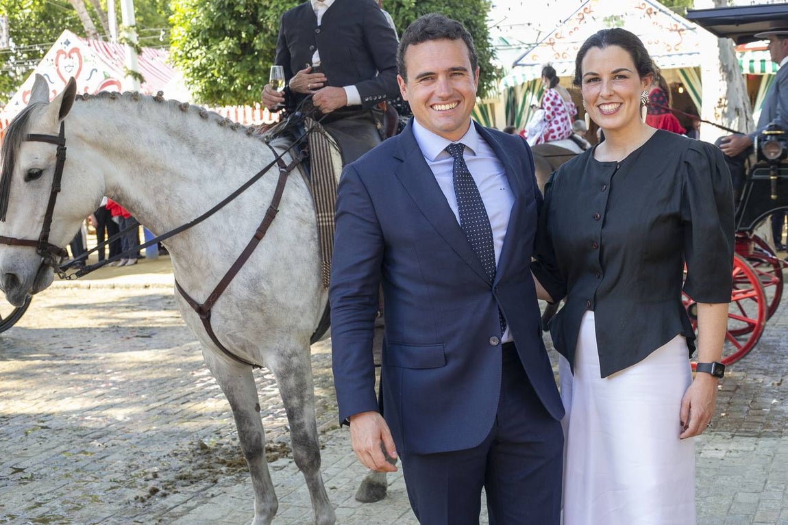 Asistentes al real durante el jueves de la Feria de Sevilla 2022. ROCÍO RUZ