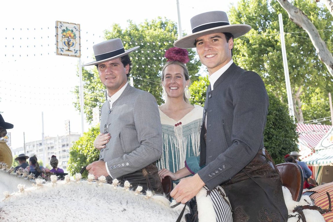 Asistentes al real durante el jueves de la Feria de Sevilla 2022. ROCÍO RUZ