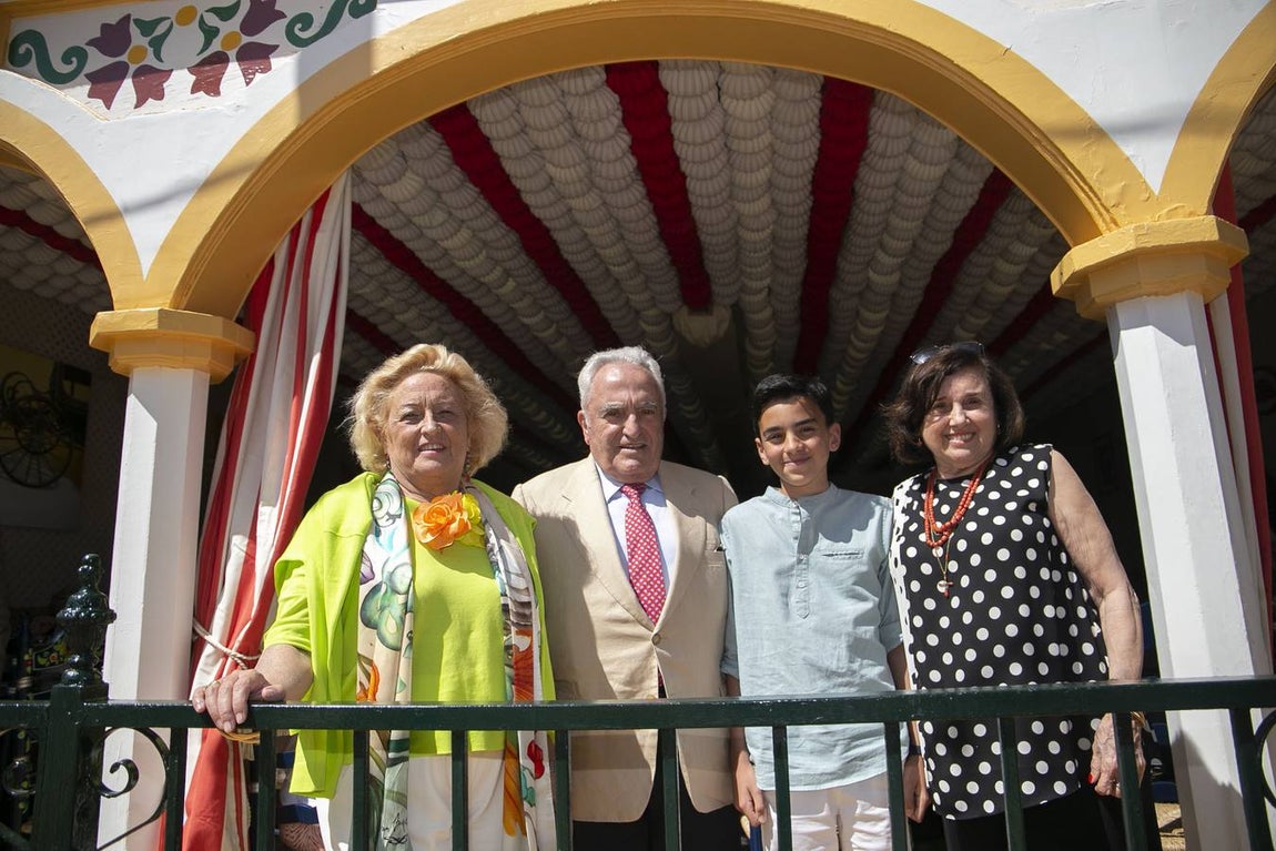 Asistentes al real durante el jueves de la Feria de Sevilla 2022. ROCÍO RUZ