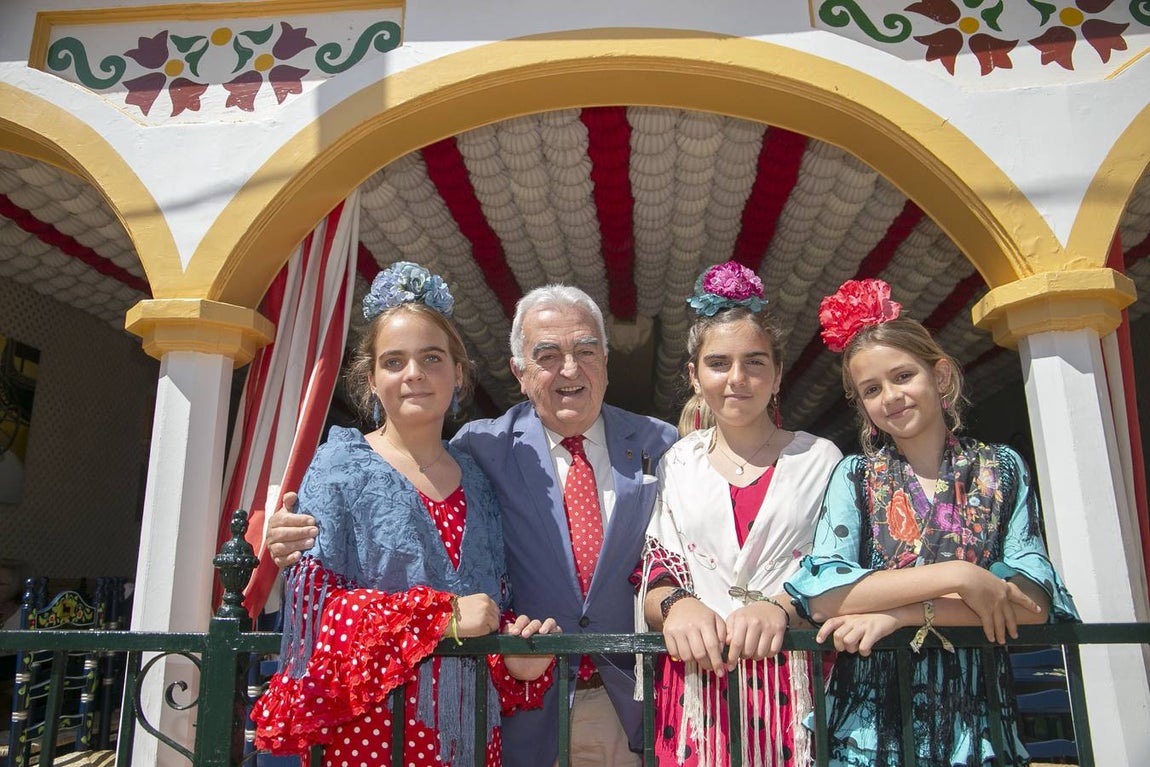 Asistentes al real durante el jueves de la Feria de Sevilla 2022. ROCÍO RUZ