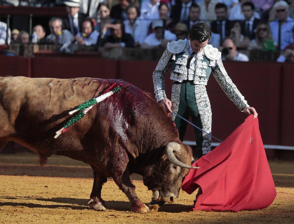 Corrida del viernes de farolillos de 2022 en la plaza de toros de Sevilla. RAÚL DOBLADO