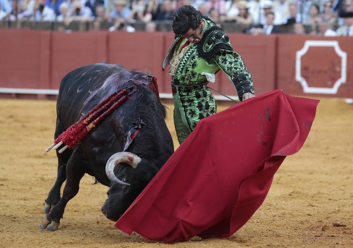 Corrida del sábado de farolillos de 2022 en la plaza de toros de Sevilla. RAÚL DOBLADO