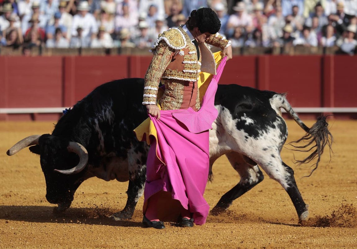 Corrida del sábado de farolillos de 2022 en la plaza de toros de Sevilla. RAÚL DOBLADO