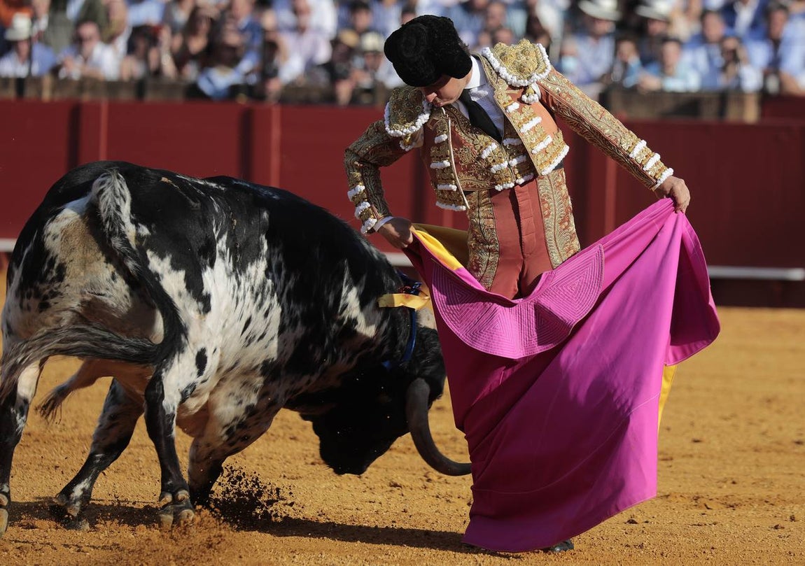 Corrida del sábado de farolillos de 2022 en la plaza de toros de Sevilla. RAÚL DOBLADO