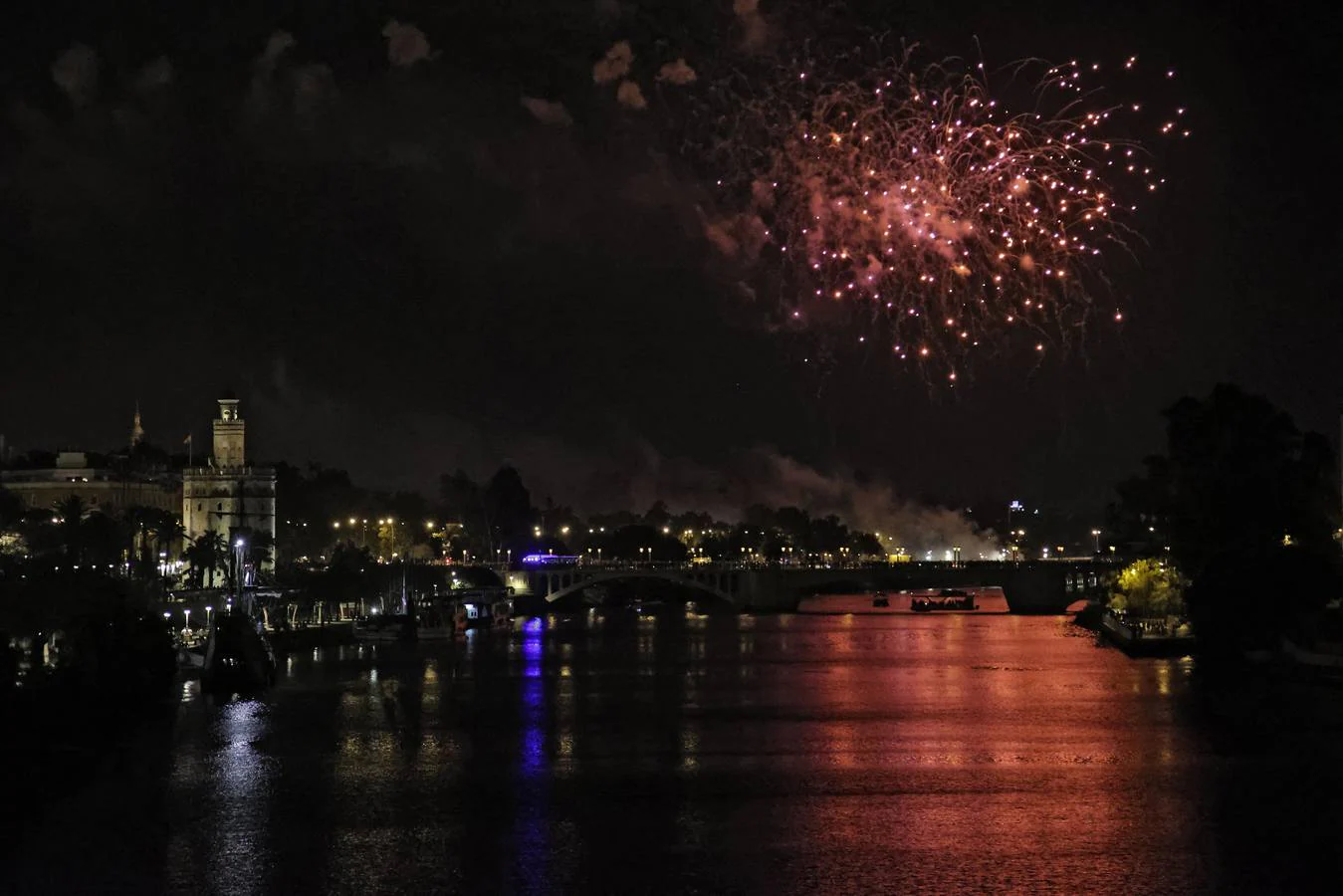 Una explosión de colores en el cielo para celebrar la ‘Victoria’ de Sevilla