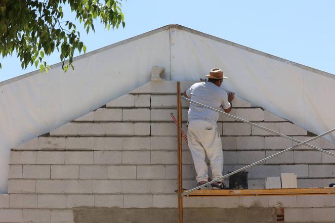 El montaje de las casetas de la Feria de Córdoba 2022, en imágenes