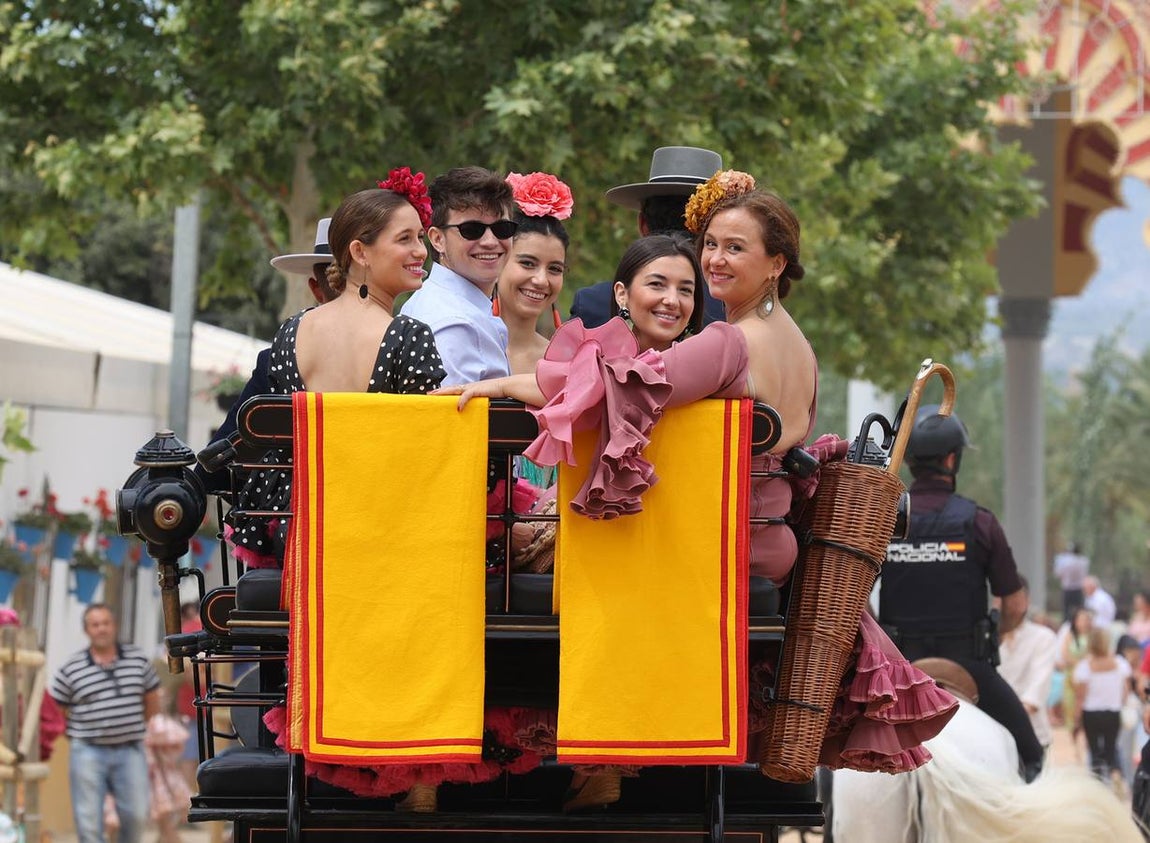 El familiar ambiente del domingo de Feria de Córdoba, en imágenes