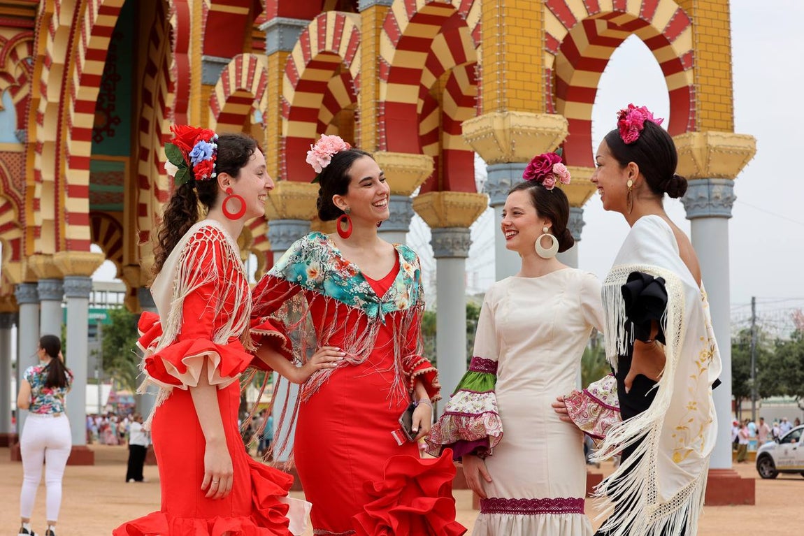 El familiar ambiente del domingo de Feria de Córdoba, en imágenes