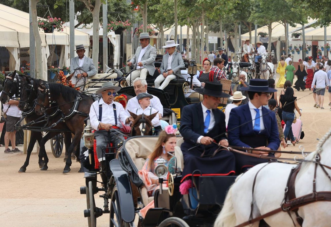 El familiar ambiente del domingo de Feria de Córdoba, en imágenes