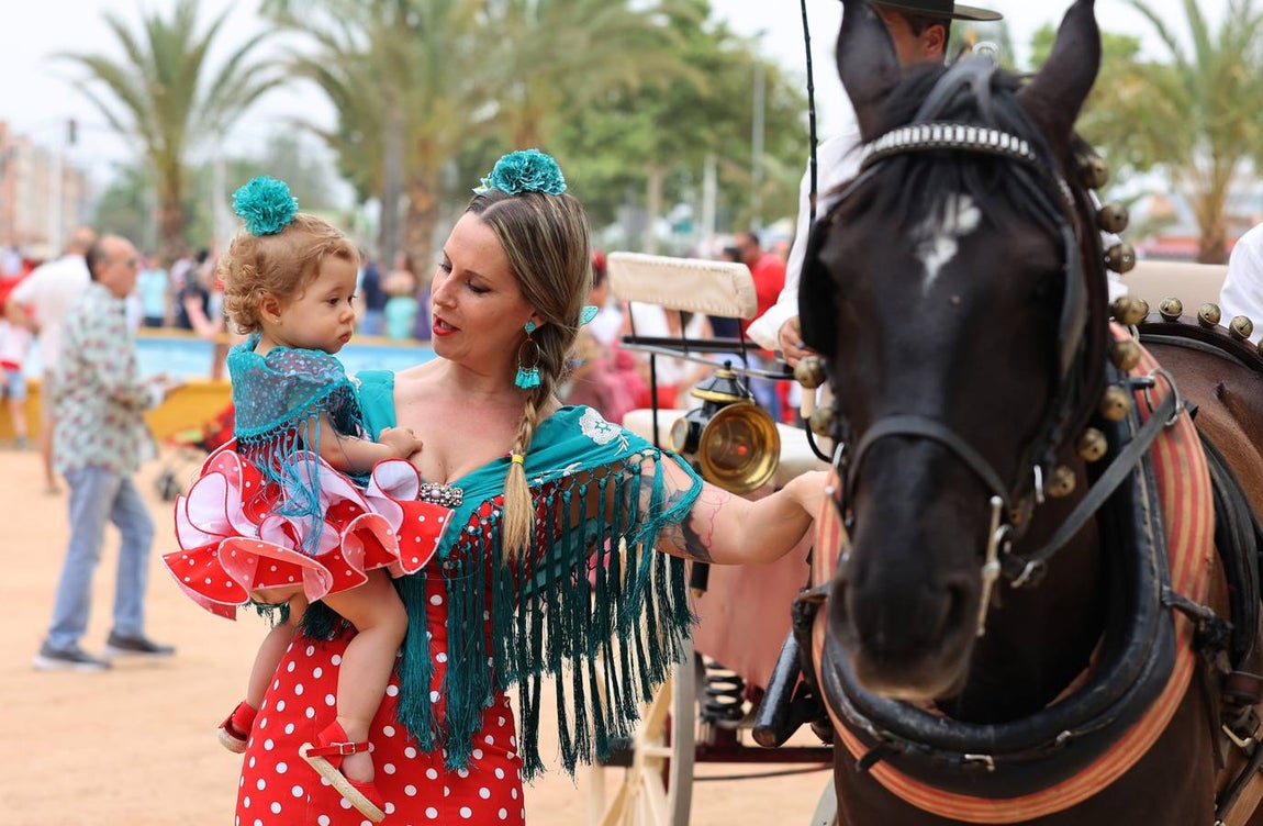 El familiar ambiente del domingo de Feria de Córdoba, en imágenes