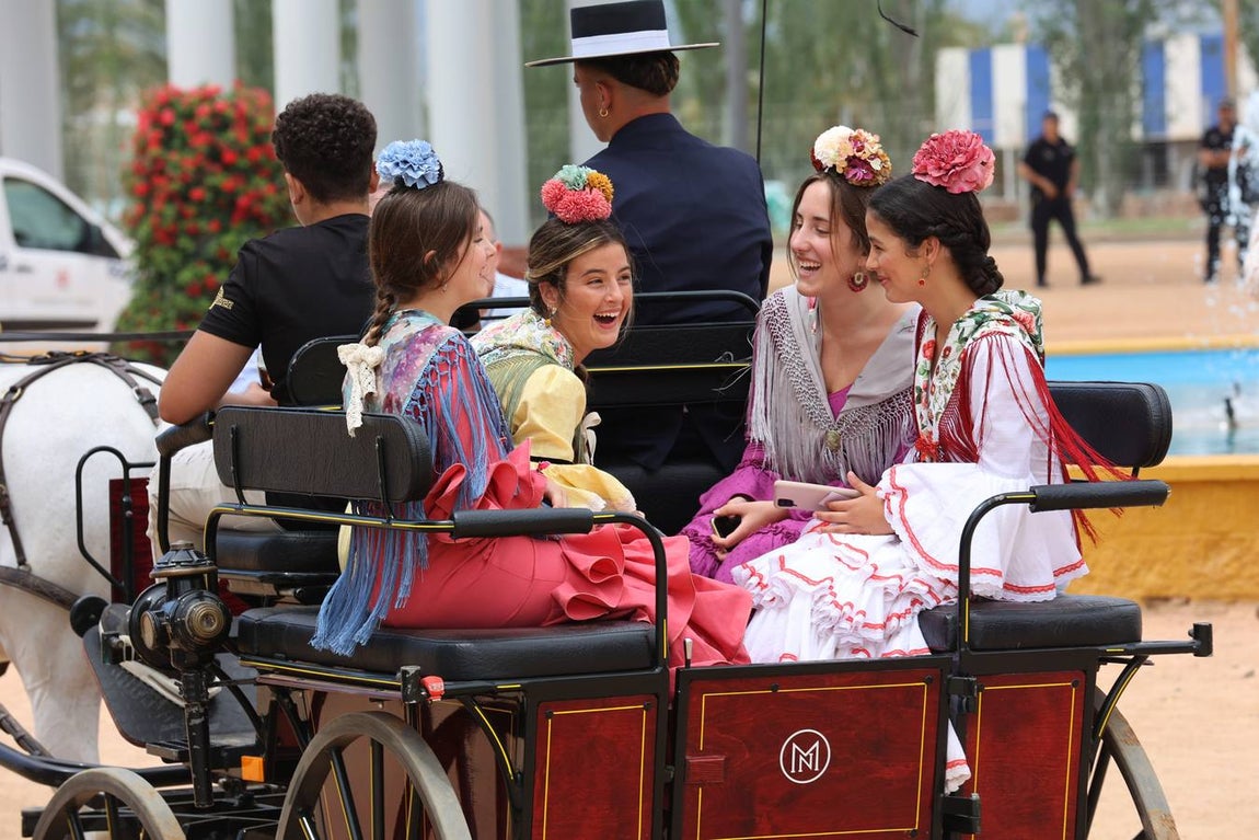 El familiar ambiente del domingo de Feria de Córdoba, en imágenes