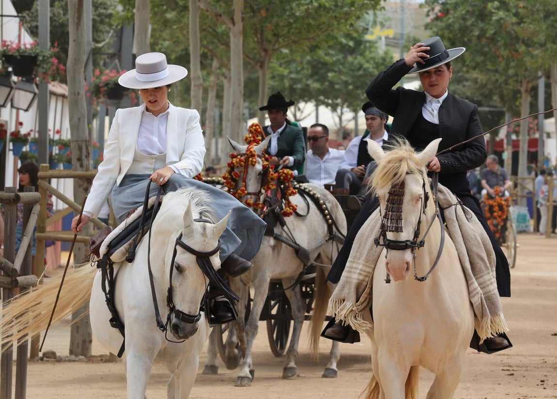 El familiar ambiente del domingo de Feria de Córdoba, en imágenes