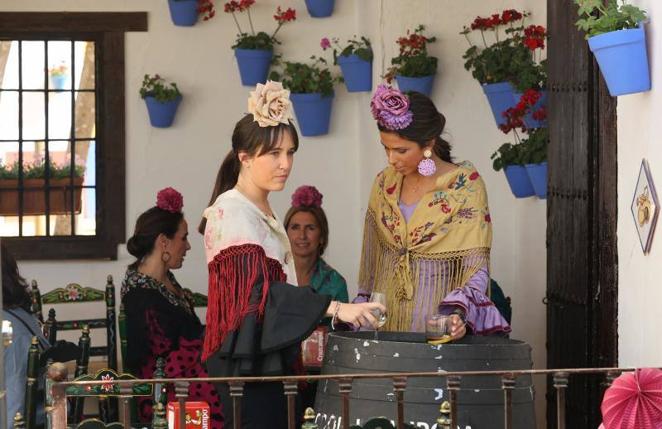 El relajado ambiente en el recinto ferial del lunes de la Feria de Córdoba, en imágenes