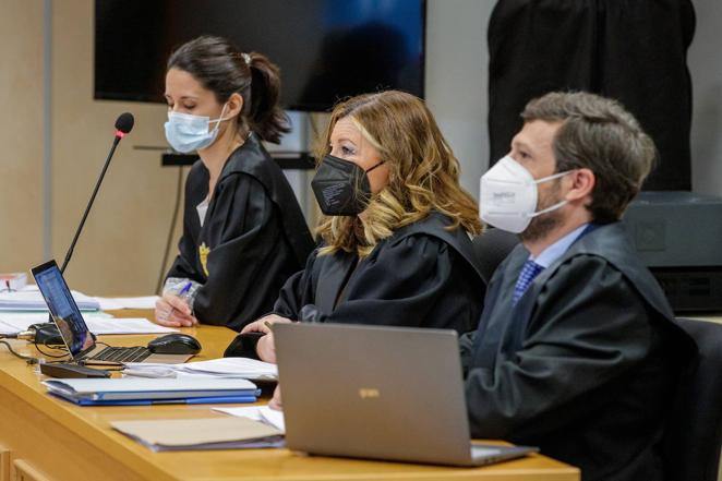 Las imágenes de &#039;El Cuco&#039; y su madre sin gafas de sol ni capuchas dentro del juzgado