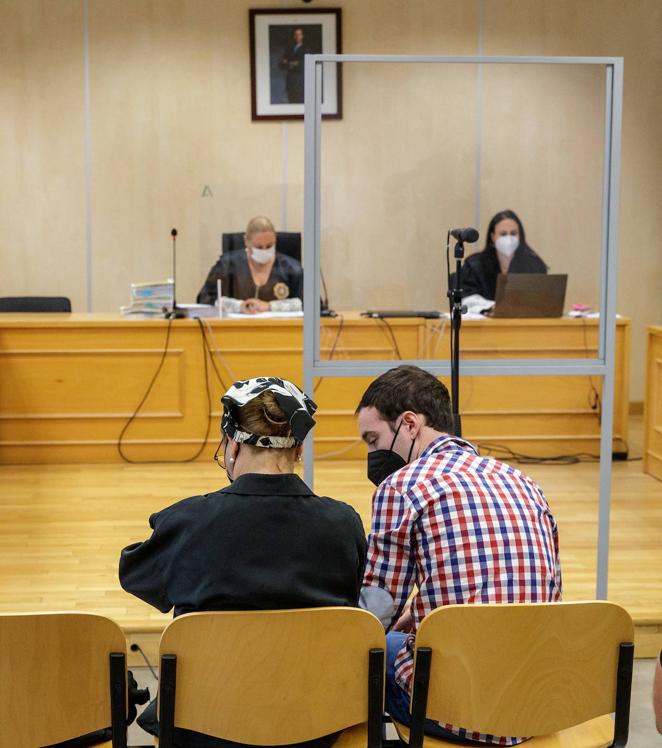 Las imágenes de &#039;El Cuco&#039; y su madre sin gafas de sol ni capuchas dentro del juzgado