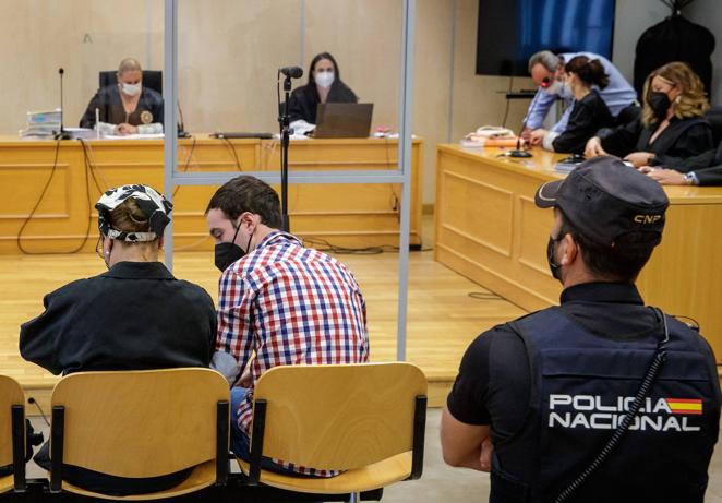 Las imágenes de &#039;El Cuco&#039; y su madre sin gafas de sol ni capuchas dentro del juzgado