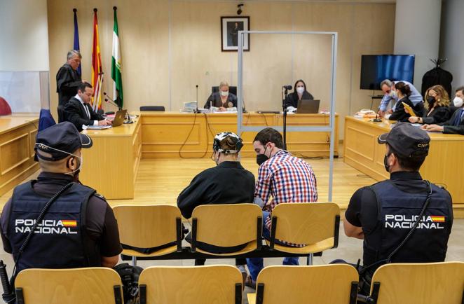 Las imágenes de &#039;El Cuco&#039; y su madre sin gafas de sol ni capuchas dentro del juzgado