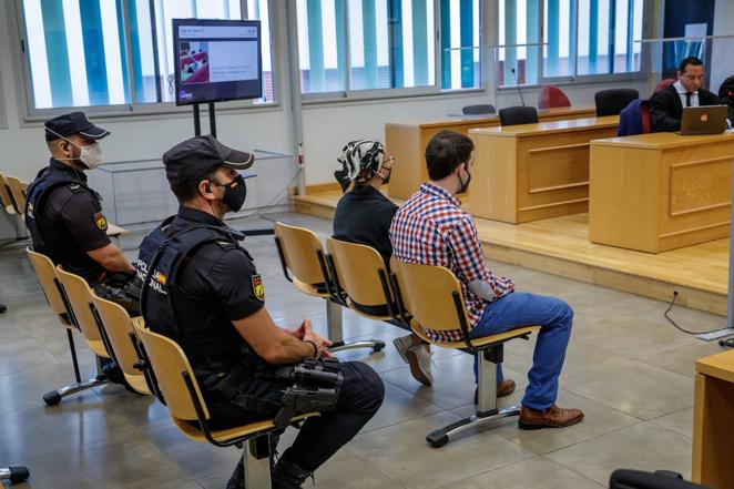 Las imágenes de &#039;El Cuco&#039; y su madre sin gafas de sol ni capuchas dentro del juzgado