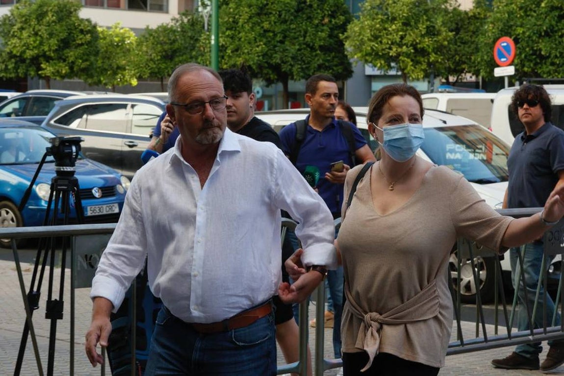 Las imágenes de los padres de Marta de Castillo en el juicio contra el &#039;Cuco&#039; y su madre