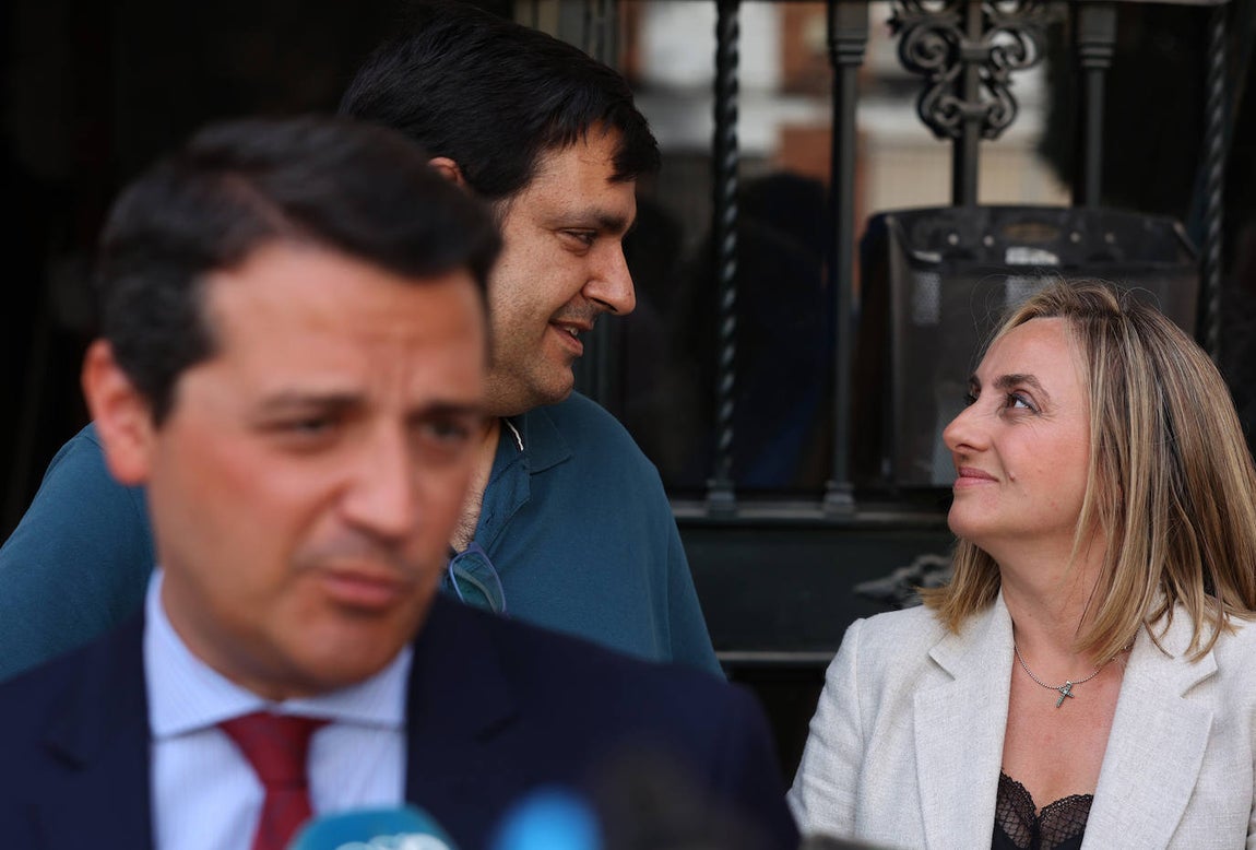 La visita de la consejera de Fomento a la colocación de ascensores en Córdoba, en imágenes